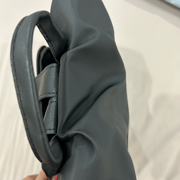 💥PRICE⬇️ Black Vinyl Backpack • Medium • - Picture 5 of 10